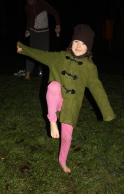 Louisa macht es richtig: Tautreten im Storchenschritt ... immer ein Bein ganz hoch, eines nach dem anderen ...