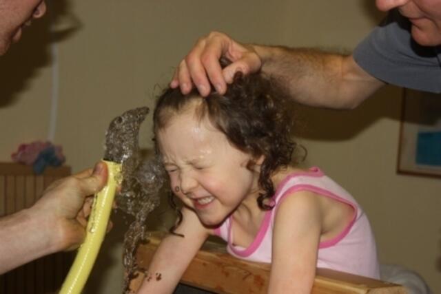 Eine Gesichtsdusche ... präzise ausgeführt ... hält nicht nur jung, sondern macht auch noch Spaß!