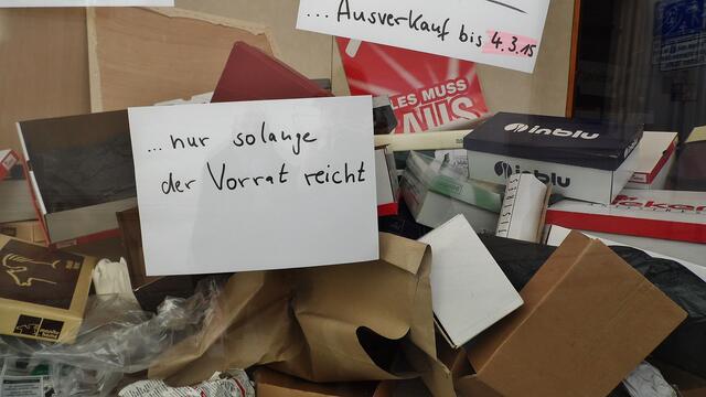 ... nur solange der Vorrat reicht - Ausverkauf in einem Schulladen in Hettstedt !