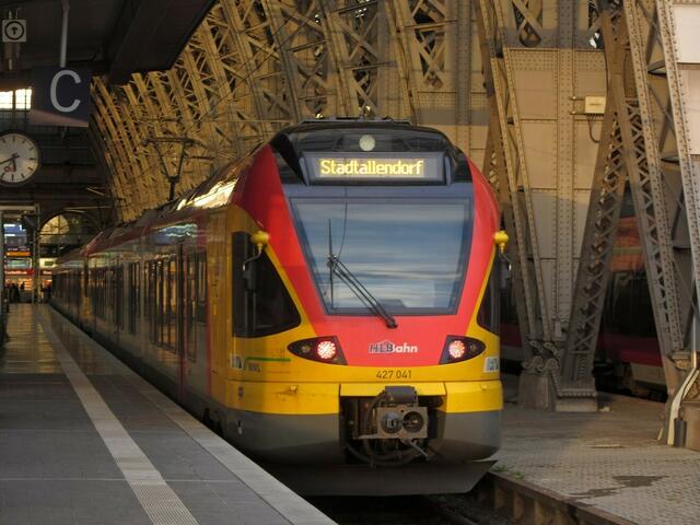 Die HLB nach Stadtallendorf steht schon vor dem verspäteten RegionalExpress nach Kassel am Hauptbahnhof.
