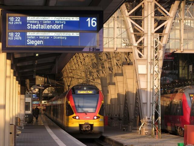 Noch zeigt die HLB das Fahrtziel Frankfurt(Main) an.