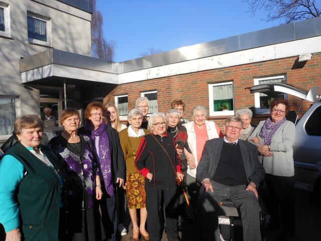 Auf dem Foto von links
Anna Brosowski, Berta Fischer, Karin Sander, Hannah Heinrichs, Leokadia Leschke, Heidrun Schulz, Lieselotte Buchowski, Annitta Wiesner, Brunhilde Dames, Vera Langreder, Friedhelm Schulz, Ilse Schwedhelm, Roswietha Wiener. 
Es fehlen Karin Winkel, Jürgen und Detlef Euscher und Honorate Kathmann
