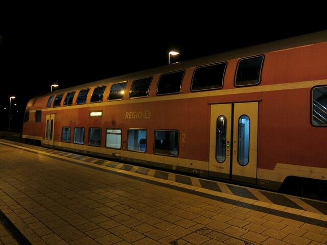Beim Halt am Bahnsteig geht im RegionalExpress wenigstens teilweise das Licht an.
