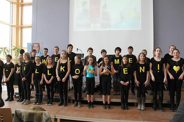 ein herzliches Willkommen gesungen vom Chor der Realschule