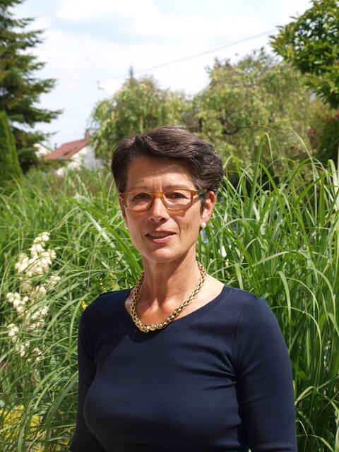 Babetta Fuchs erläutert, was Hospizhelfer machen und wie sie auf ihre Aufgaben vorbereitet werden