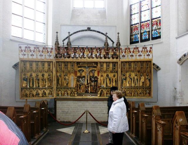 Gegenüber dem Eingangsportal steht der ehemalige Hochaltar der Nikolaikirche. Er stammt aus dem dritten Viertel des 15. Jahrhunderts.