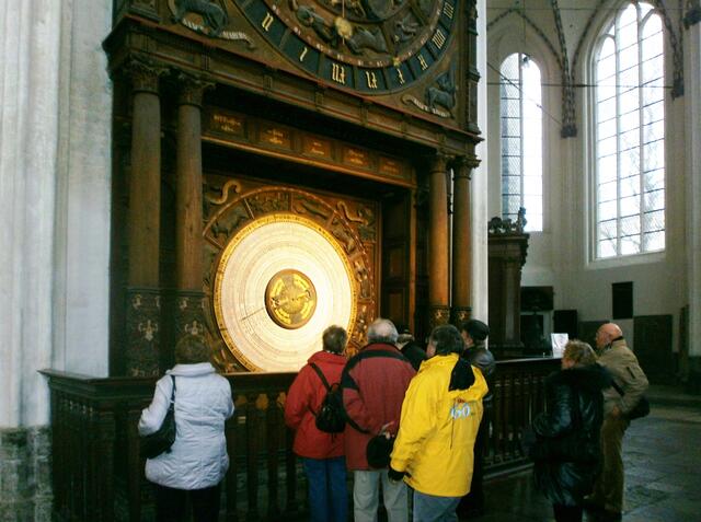 1472 wurde die wahrscheinlich zwischenzeitlich zerstörte Uhr durch eine neue Uhr ersetzt.