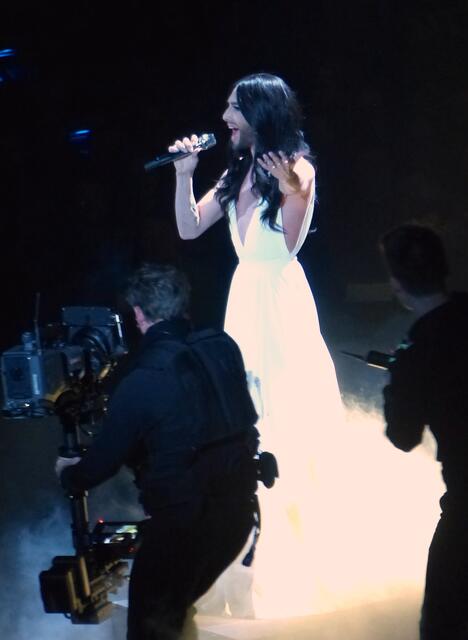 Conchita Wurst eröffnet den musikalischen Reigen. Sie  gibt ihren Siegertitel aus Kopenhagen vom Vorjahr zum Besten.