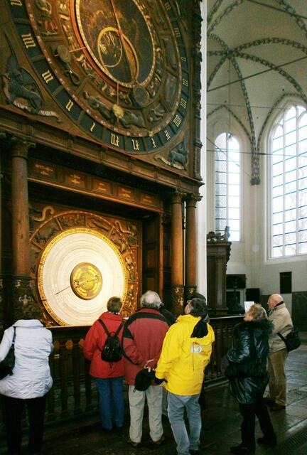 Im Chorumgang hinter dem Hochaltar befindet sich eine elf Meter hohe astronomische Uhr. Sie füllt den gesamten Raum zwischen zwei Pfeilern aus. Das Ziffernblatt ist über 16 m² groß. Laut Urkunden wurde die erste Ausführung 1379 vermutlich vom Uhrmacher Nikolaus Lilienfeld erbaut. Er fertigte auch 1394 die astronomische Uhr in St. Nikolai zu Stralsund an.