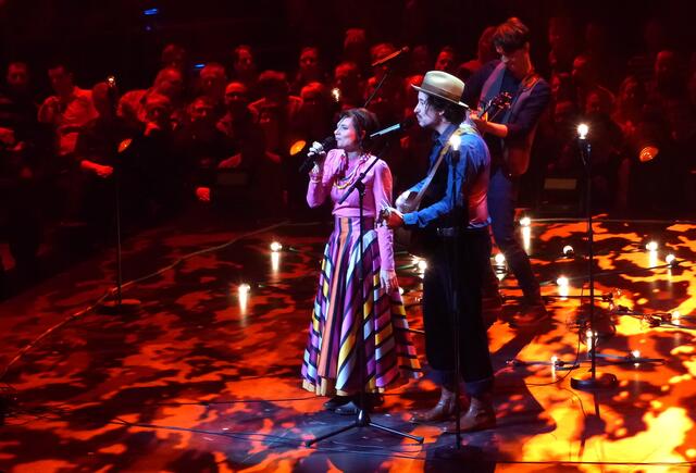 Bunte Vielfalt ist bei den acht Teilnehmern angesagt. Mrs Greenbird setzt mit "Shine, Shine, Shine" auf Country-Musik. Nicht schlecht.