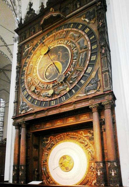 Die Uhr befindet sich heute noch in ihrem originalen Zustand. Sie funktioniert auch noch. Von 1641 bis 1643 erfolgte eine größere Reparatur und Erweiterung. Das Uhrengehäuse erhielt einen Renaissance-Rahmen. Das Musikspiel ertönt zu jeder vollen Stunde. Der Figurenumzug über der Hauptuhr erscheint zur 12. und zur 24. Stunde. Unter der Hauptuhr befindet sich ein Kalendarium. 1943 wurde die Uhr zum Schutz gegen Bombenangriffe eingemauert und erst 1951 wieder freigelegt.