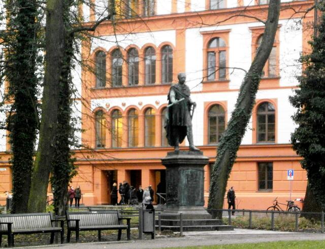 Dort steht auch Blücher. Ich fragte mich, was hat hier Blücher zu suchen. Jetzt weiß ich es: er ist in Rostock geboren.