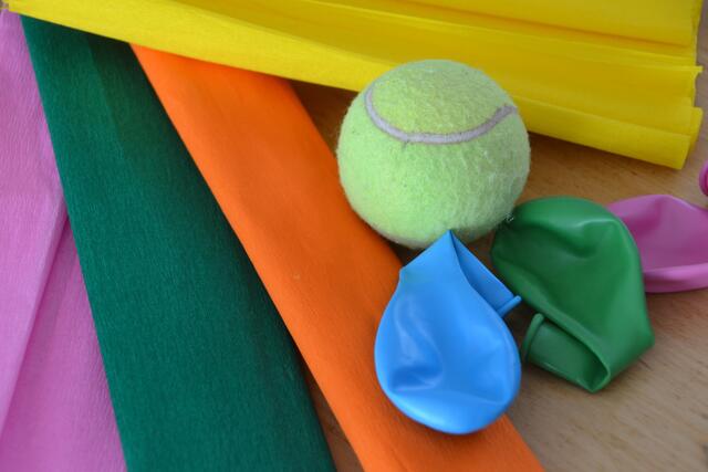 Material: Krepppapier, Tennisball, Luftballons (Foto: Katja Woidtke) | Foto: Katja Woidtke