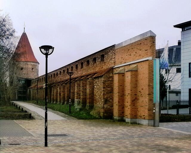 Die Altstadt von Rostock wird immer noch begrenzt von Überresten der historischen Stadtmauer.