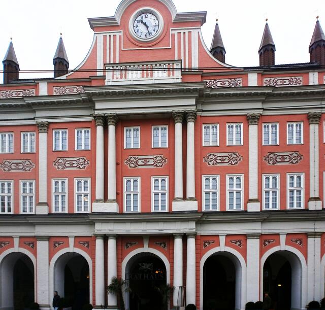 Besonders schön finde ich das aus dem 13. Jahrhundert stammende altrosa gestrichene Rathaus. Es ist der älteste Profanbau Rostocks. Noch heute dominiert seine Schaufront mit den gotischen Bogengängen den Platz, der wie schon zu allen Zeiten vom Markttreiben beherrscht wird.