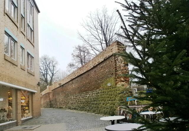 Die Altstadt von Rostock wird immer noch begrenzt von Überresten der historischen Stadtmauer.