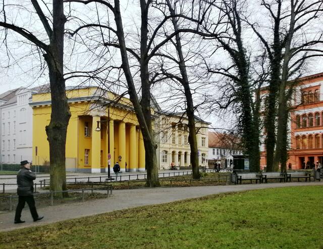 Rund um den Platz stehen klassizistische Repräsentationsgebäude und barocke Häuser.  Fast all Gebäude gehören heute zur Universität. Bild: die ehemalige Neue Wache.