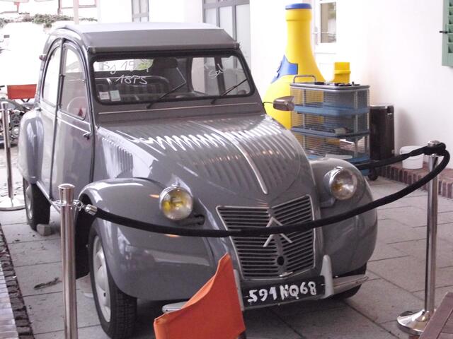 Der bekannte 2CV; 1979 haben wir einen Neueren auf Korsika ausgeliehen :-)