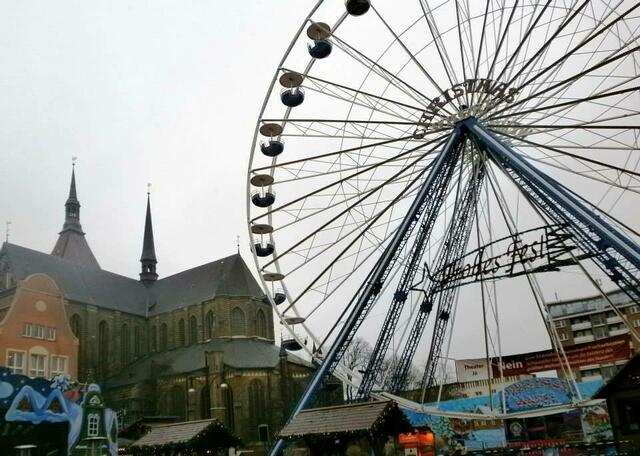 Auch war auf dem Neuen Markt am Weihnachtsmarkt ein Riesenrad aufgebaut. Im Hintergrund die Marienkirche.