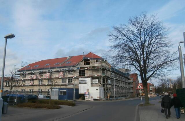 Das Gemeindepflegehaus der Johanniter hat kein blaues (siehe Schautafel), sondern ein rotes Dach bekommen.