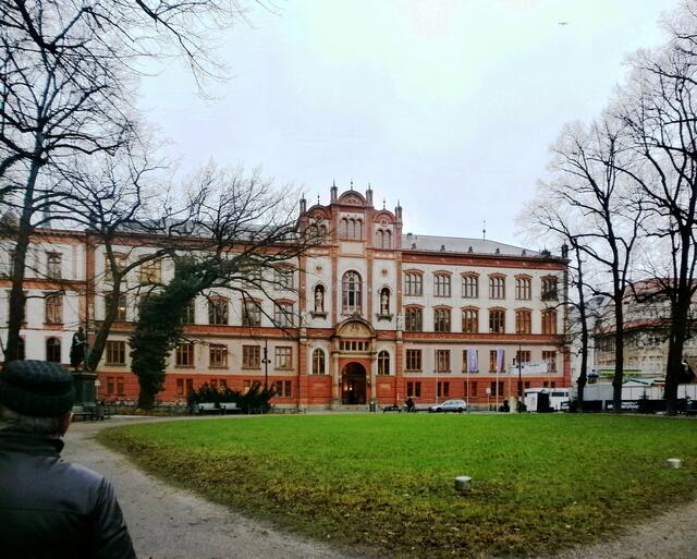 Wir gehen aber zuerst zum Hopfenmarkt, dem heutigen Universitätsplatz.