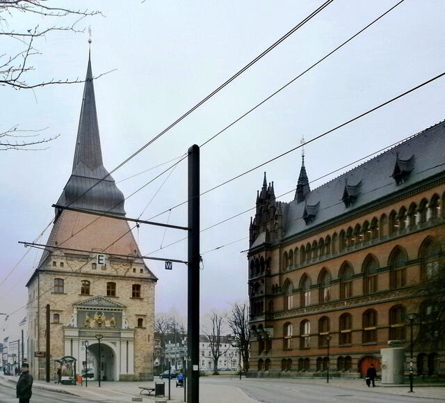 Zurück am Neuen Markt geht es durch die Steinstraße bis zum Steintor. Es wurde 1574 neu erbaut aus dem Mauerwerk eines baufällig gewordenen mittelalterlichen Vorgängertores. Direkt neben dem Steintor sehen wir das neugotische Ständehaus der mecklenburgischen Herzöge, das heutige Oberlandesgericht.  Manfred machte es möglich, dass wir mit den Gästen ins Treppenhaus durften. Leider war fotografieren verboten.