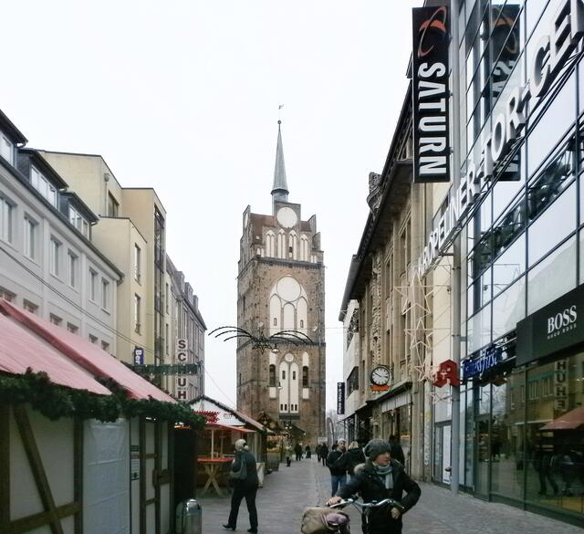 Zum Shoppen geht man in die "Kröpi". So wird die Kröpeliner Straße, welche die Haupteinkaufsstraße der Stadt ist, liebevoll von den einheimischen Bürgern genannt. am ende der Straße das Kröpeliner Tor.