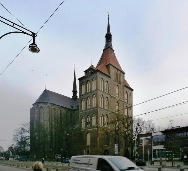 Mit Manfred besuchten wir auch die Marienkirche. Darüber gibt es einen gesonderten Bericht. Hier der Link: http://www.myheimat.de/rostock/kultur/mit-gisela-in-mecklenburg-vorpommern-rostock-die-marienkirche-d2671051.html