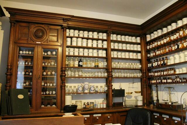 Durch die Unterstützung vieler Apotheken konnte ein "alter Apothekerladen" aufgebaut und herrlich eingerichtet werden. Dies auch deshalb, weil man von den geschichtlichen Tatsachen ausging, dass bei der offiziellen Gründung des Bades um 1847 die Sulzaer Stadtapotheke im Mittelpunkt der Vorhaben stand.