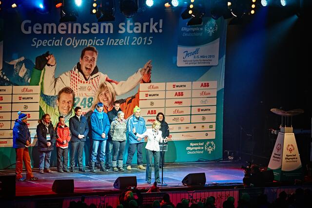 Gemeinsam hatten Sportlerinnen und Sportler, Politiker und Botschafter von Special Olympics die Fahne in das Stadion getragen. | Foto: Special Olympics Deutschland über Dr. Bernhard Conrads