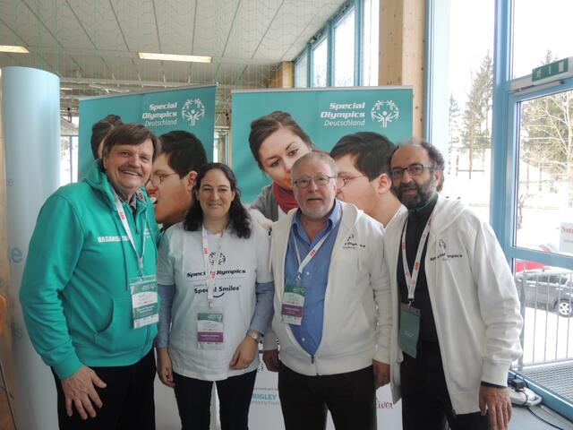 Der Vizepräsident von Special Olympics Deutschland Dr. Bernhard Conrads (Marburg) informierte sich bei Dr. Maren Müller-Schiefer (Inzell), Herbert Köller (Stadtallendorf) und Dr. Hans Joachim Lellig (Merzig) über das Untersuchungsprogramm