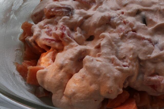 Halbfest geschlagene Sahne, Mexicana-Salsa-Sauce und Tomatenstücke dazu ...