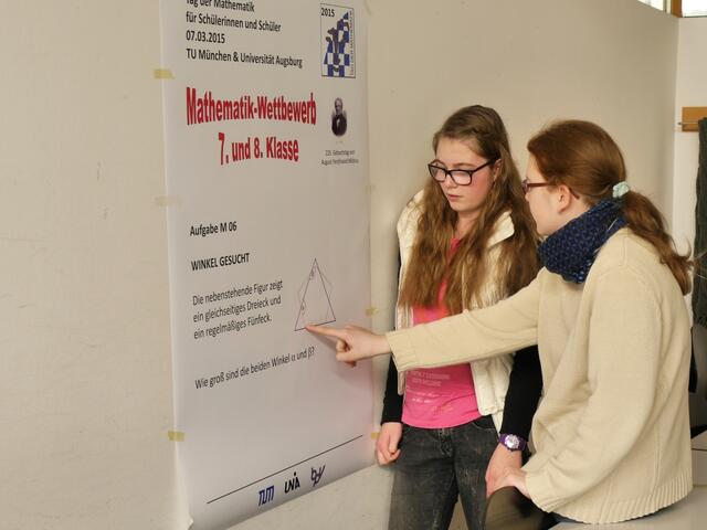 Lisa Ballis und Therese Ziche; 2. Platz in der Gruppe der 7. und 8. Klassen (auf dem Bild fehlt Clara Ziche, das 3. Teammitglied)