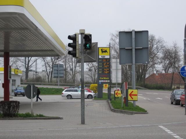 So sah es VOR dem Pilotprojekt "Klammergriff" aus: man nähert sich dem Überweg, drückt auf den Taster, die Ampel wechselt auf grün und man überquert die Straße. Das war einmal.