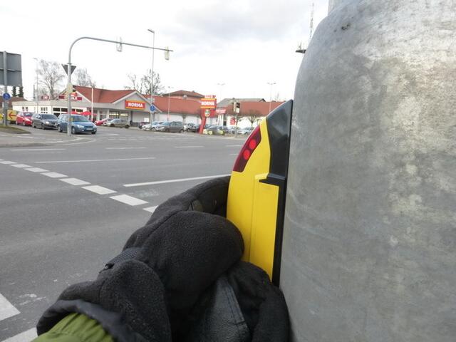 Klammergriff in Aktion. An die Ampelsäule herantreten, um diese Herumgreifen und mit der klammernden Hand den Anforderungstaster drücken.