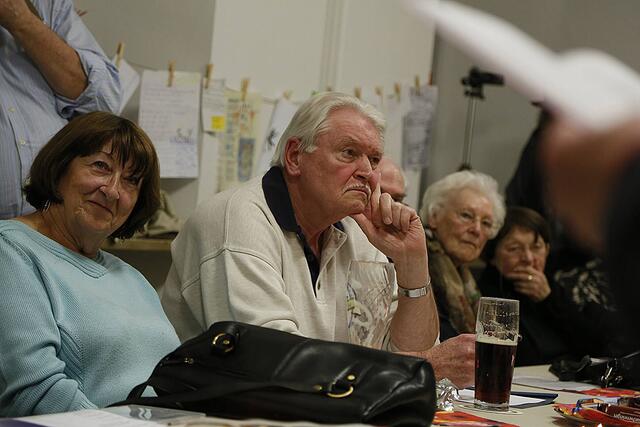 Fasziniert lauschen die Besucher (Foto: Egbert Kraus)