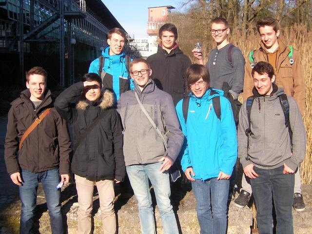 Das Q11-Team vom Gymnasium Königsbrunn: hinten, von li, nach re.: Johannes Bergmair, Martin Schaflitzl, Jonas Püschel und Benedikt Braun; vorne, von li. nach re.:Tristan Hopf, Hyuntae Kim, Simon Püschel, Alexander Mayer, Lion Schink