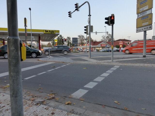 Wo ist der Anforderungstaster geblieben? Schau mal genau hin: Er ist HINTER der Ampelsäule (früher: VOR der Säule, in Überquerungsrichtung gesehen