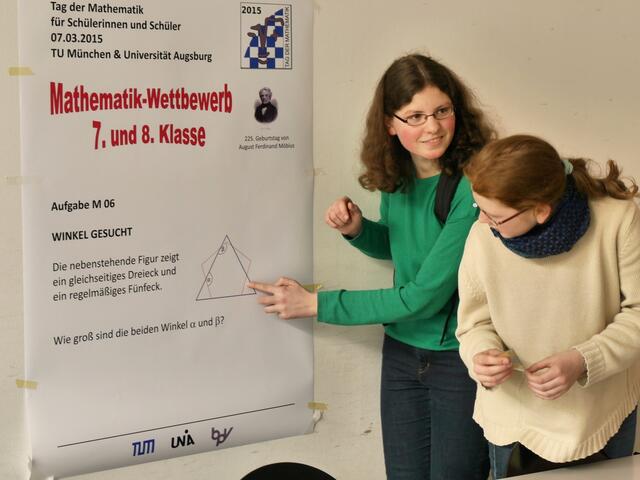 Clara Ziche und Therese Ziche, 2. Platz in der Gruppe der 7. und 8. Klassen; auf dem Bild fehlt Lisa Ballis
