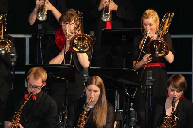 Die Posaunistinnen Delia Geißler und Lisa Mader und die Saxofone Tim Klein, Anja Buchart und Alex Grabmann. (v. l.)