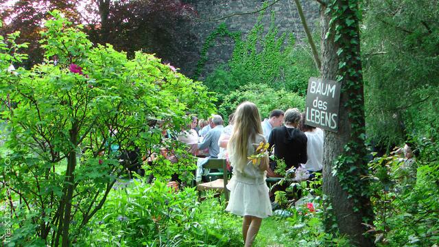 "Baum des Lebens" - "Apotheke Gottes" - "Gegen Alles ist ein Kraut gewachsen", die Sprüche finden sich überall im Garten. Ohne Heinke von Löw (†93) wäre nichts wie es heute ist ... (Foto: Max Bryan)