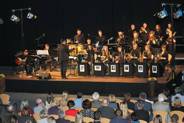 Tolle Unterhaltung bot die BigBand der Stadtkapelle Wertingen unter der Leitung von Daniel Klingl beim Jahreskonzert in der Stadthalle.