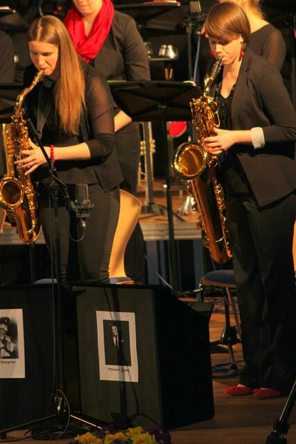 Anja Buchart und Alex Grabmann (v. l.) am Tenor- bzw. Baritonsaxofon.
