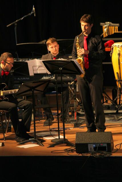 Andreas Kapfer beim Solo mit dem Altsaxofon.