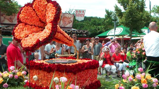 Prunkwagen und Rosenkorso
