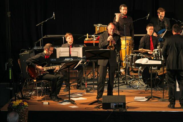 Die Rhythmussektion: v. l. Steffen Liepert (Gitarre), Manuel Burkard (Piano), Markus Poetzsch (Perkussion), Matthias Schäffler (Schlagzeug) und Makrus Sporer (Bass). Im Vordergrund der Solist Jürgen Marx am Flügelhorn.