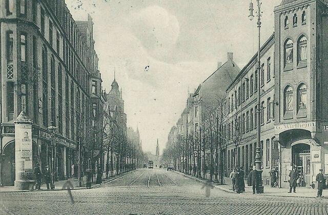 Blick von der Deisterstraße in die Falkenstraße, um 1910. Das Reisebüro Bangemann existierte zum Zeitpunkt der Aufnahme noch nicht. Erst 1925 (Pfeil rechts) und 1930 (Pfeil links) bezog man die Büros in der Falkenstraße.