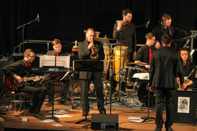 Zahlreiche Musiker aus der Band traten als Solisten auf. Auf dem Foto Jürgen Marx mit seinem Flügelhorn beim Welthit „Children of Sanchez“.