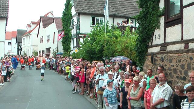 Menschenmengen säumen die Straßen entlang des Korsos