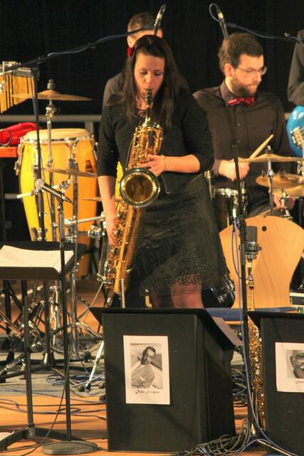 Viktoria Wörle als Multiinstrumentalistin hier mit dem Baritonsaxofon und während des Konzertes auch am Sopransaxofon und an der Querflöte.